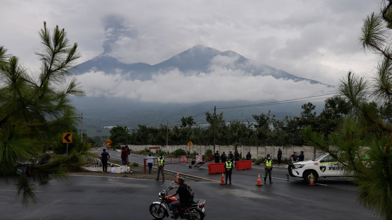 Guatemala'da yanardağ alarmı: Fuego'dan 2.000 metrelik kül sütunu yükseldi