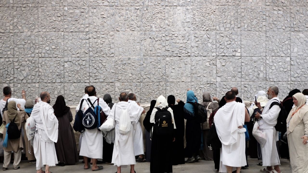 Hacı adayları Arafat'tan Mina'ya geçti: Şeytan taşlama başladı