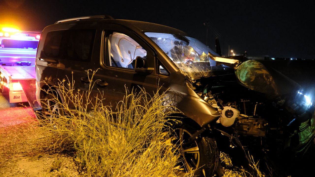 Karapınar'da trafik faciası: Araç direğe çarptı