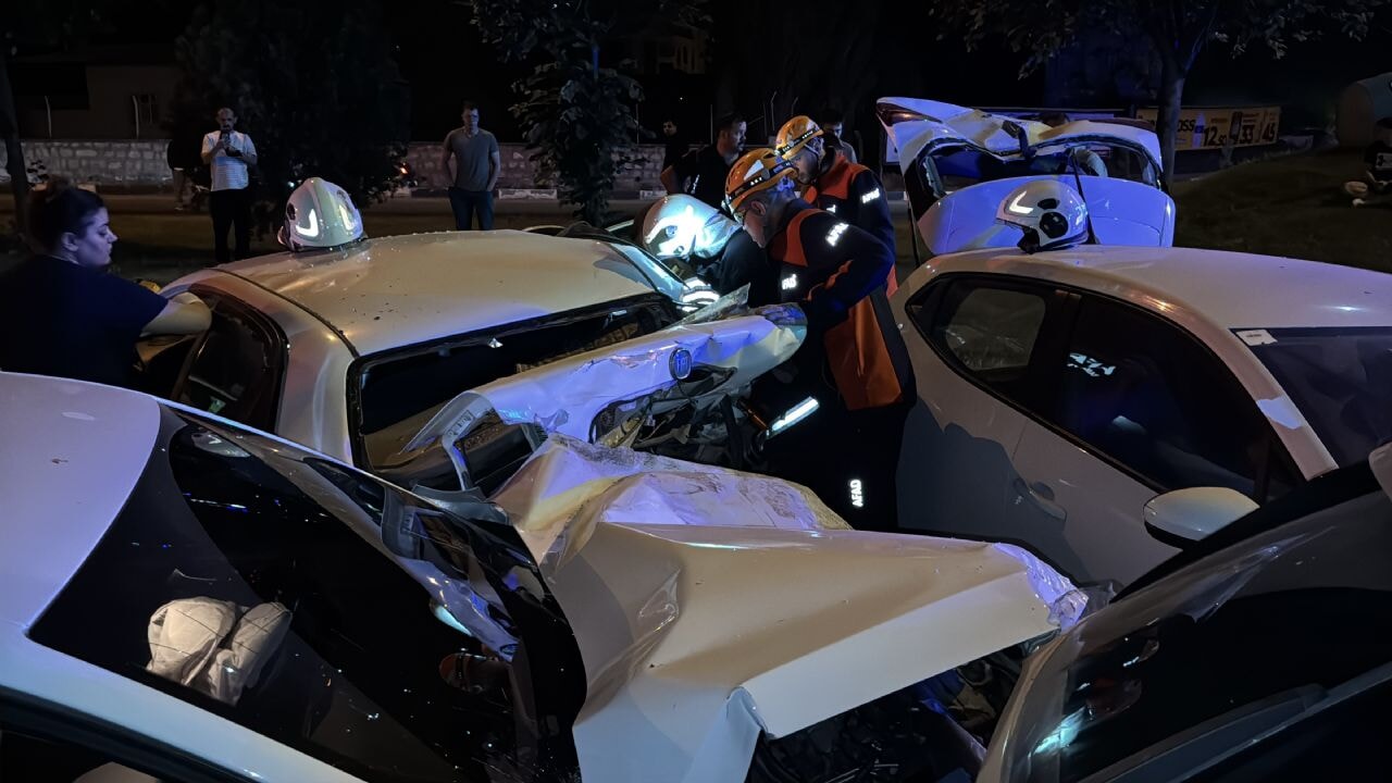 Kütahya Tren Garı Kavşağı'nda feci kaza! Trafik felç oldu: