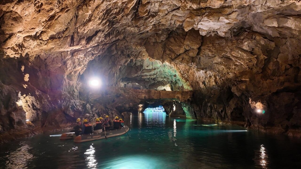 Altınbeşik Mağarası sarkıt ve göletleriyle ziyaretçilerine görsel şölen sunuyor