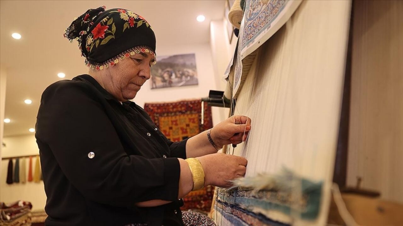 Nevşehir'de dokuma ustası kadın 50 yıldır ilmek atarak sanatını sürdürüyor