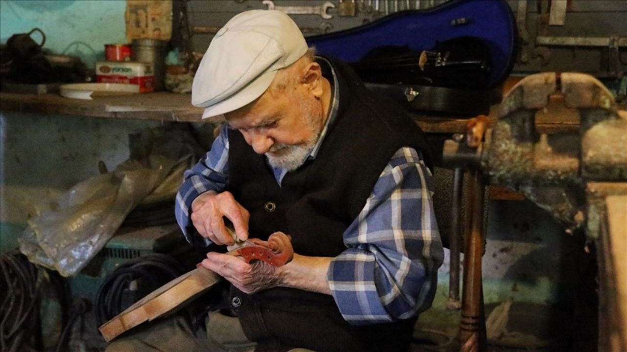 Yusuf dedenin kömürlükte ürettiği kemanların melodileri dünyada duyuluyor