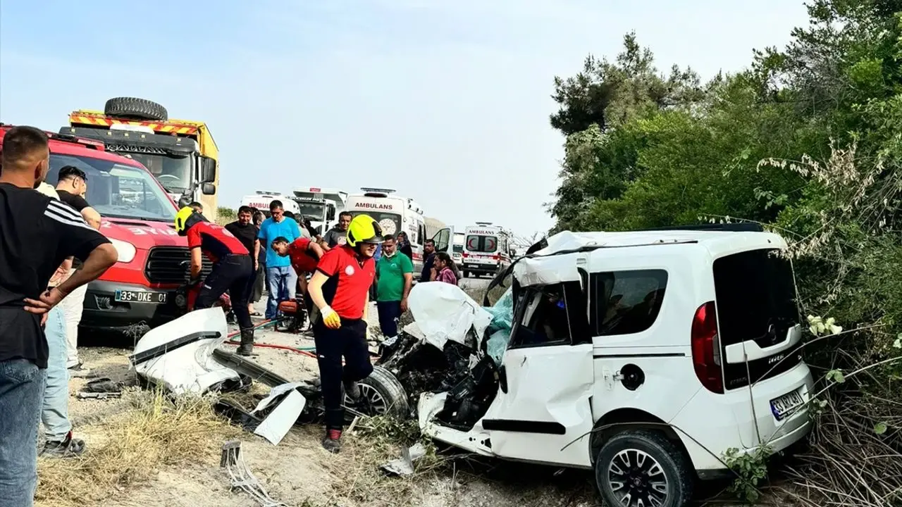 Mersin'de iki araç kafa kafaya çarpıştı: Ölü ve yaralılar var