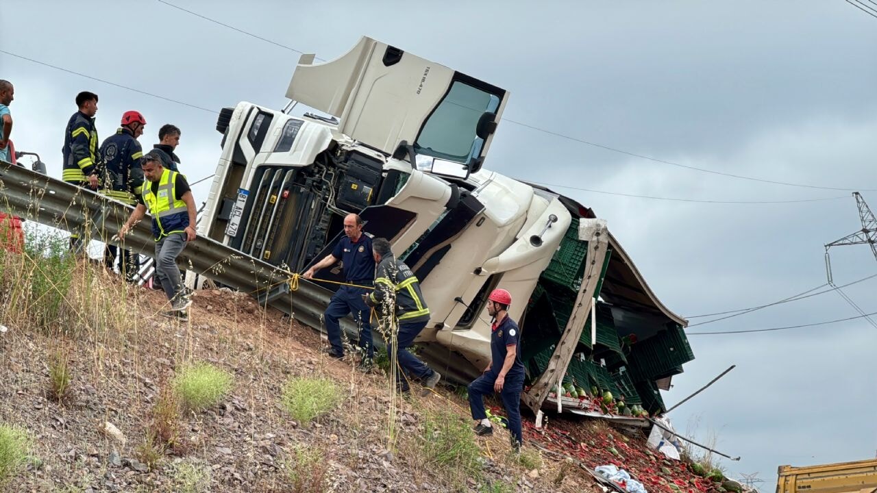 Gebze'de korkunç trafik kazası: Tır devrildi ölü ve yaralılar var