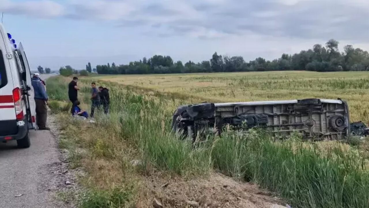 Samsun yolundaki minibüs Çorum'da devrildi: Düğün sevinci yerini acıya bıraktı