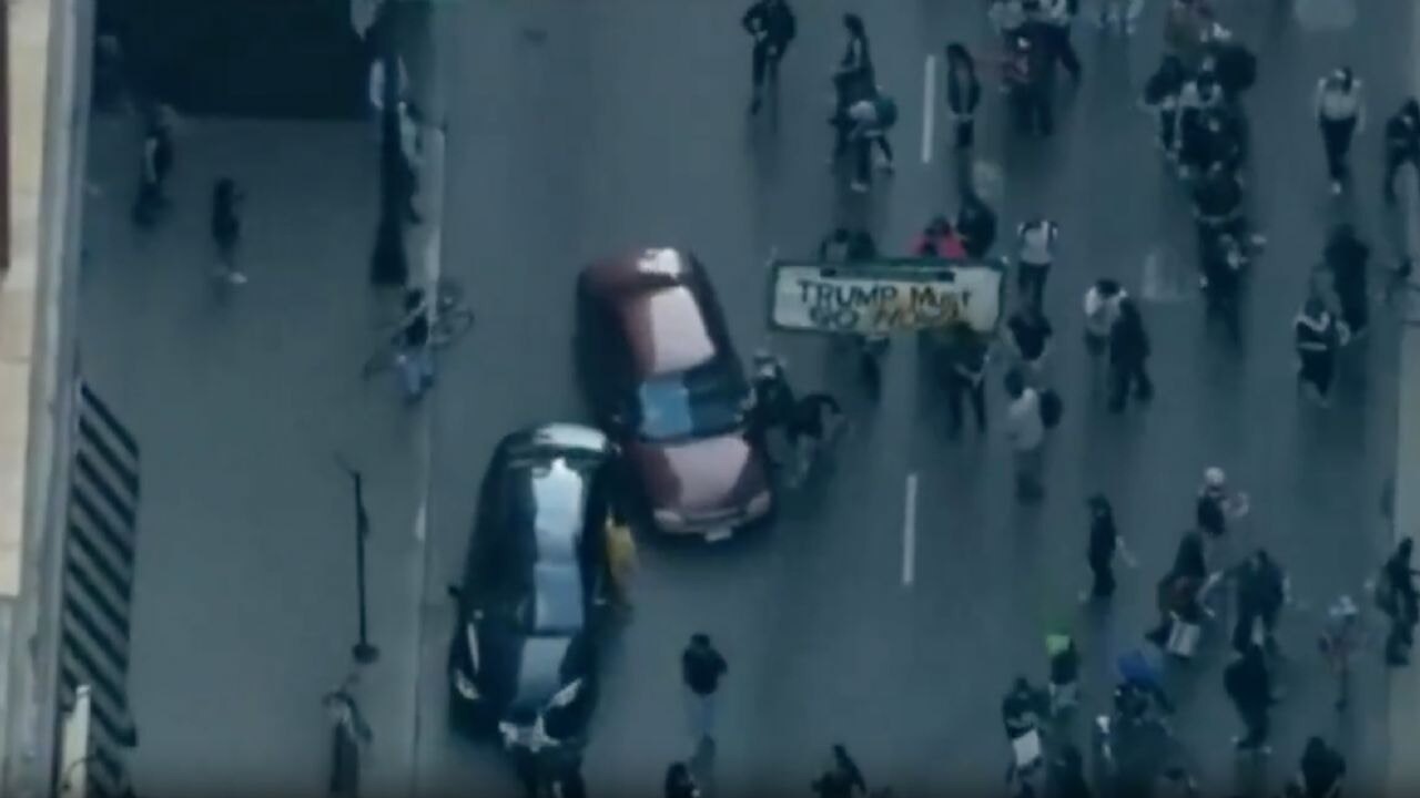 Aracıyla eylemcilerin arasına daldı!