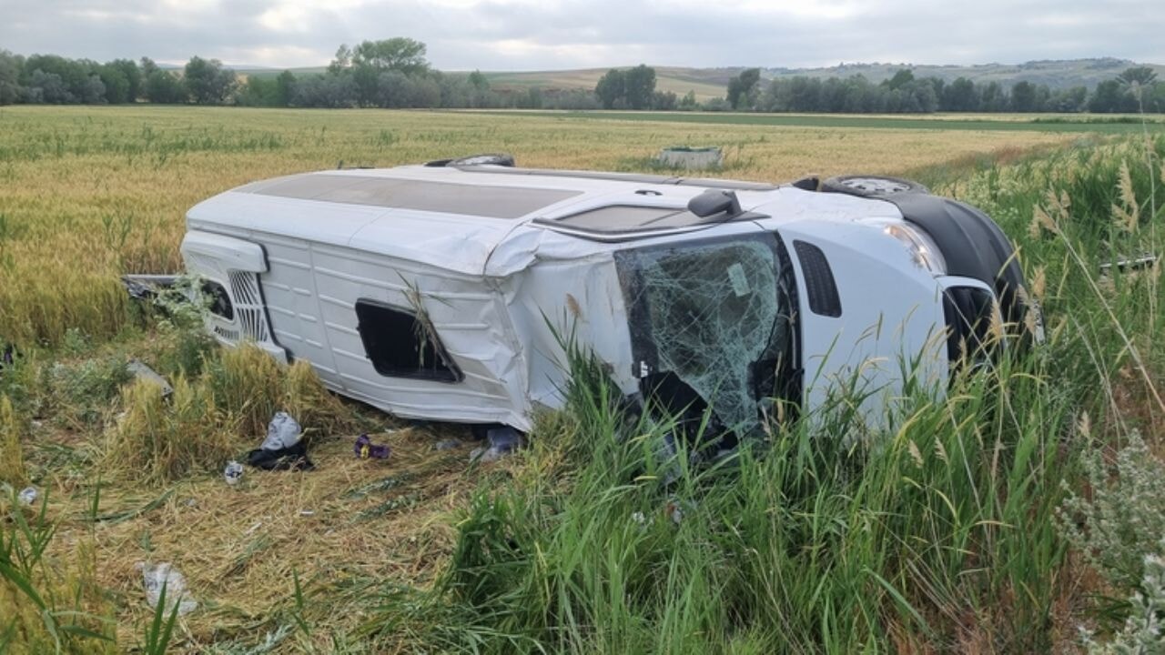 Düğün dönüşü kaza: 17 yaralı