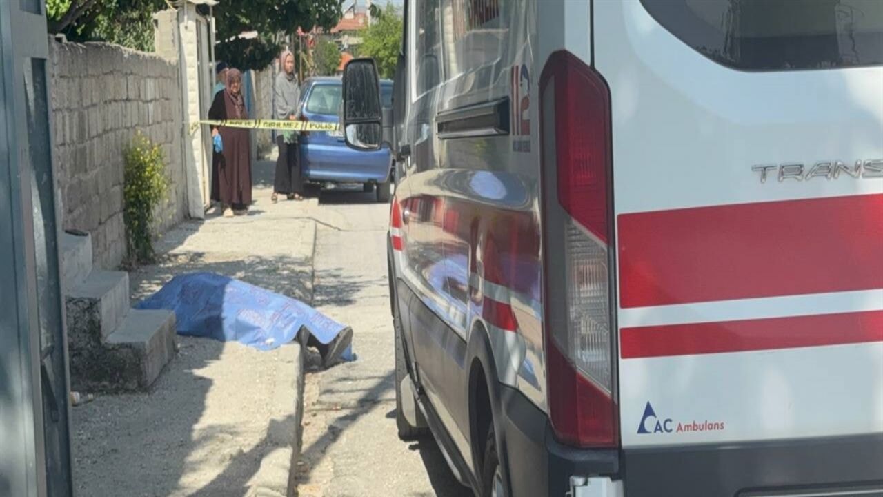 Kaldırımda cesedi bulundu