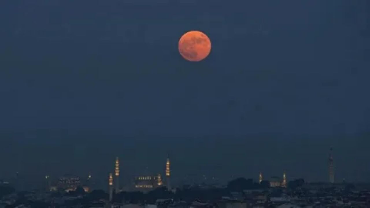 Gökdelenler arasında beliren 'Çilek dolunayı' güzel görüntüler oluşturdu