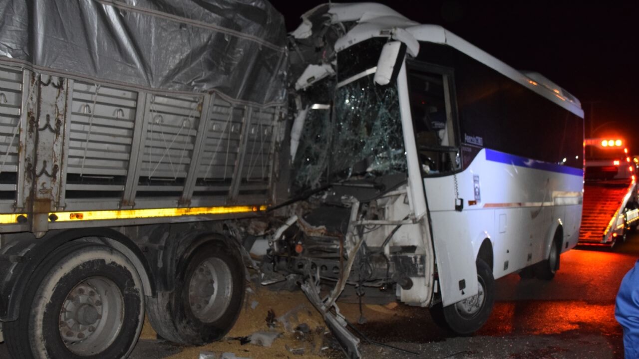 Manisa'da facia gibi kaza: Park halindeki tıra işçi servisi çarptı