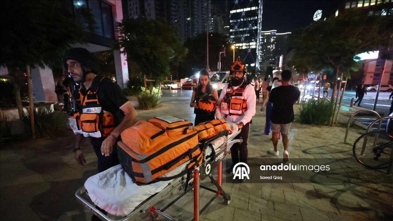 Tel Aviv'deki İsrail Savunma Bakanlığı'na yakın bir nokta İran füzesiyle vuruldu