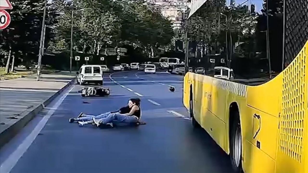 İETT otobüsleri trafik canavarına döndü! 3 kişiye çarpma anı...