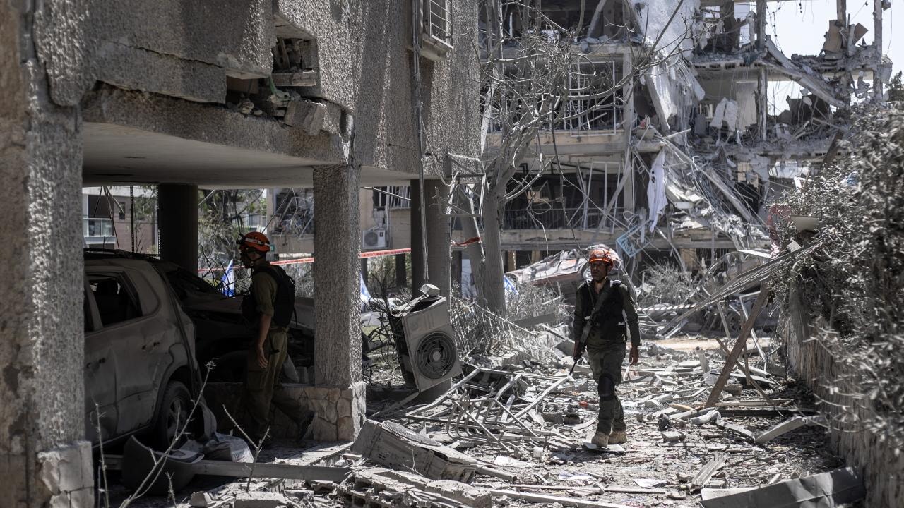 İran'ın İsrail'e yönelik füze saldırılarında Ramat Gan bölgesindeki binalarda ağır hasar oluştu