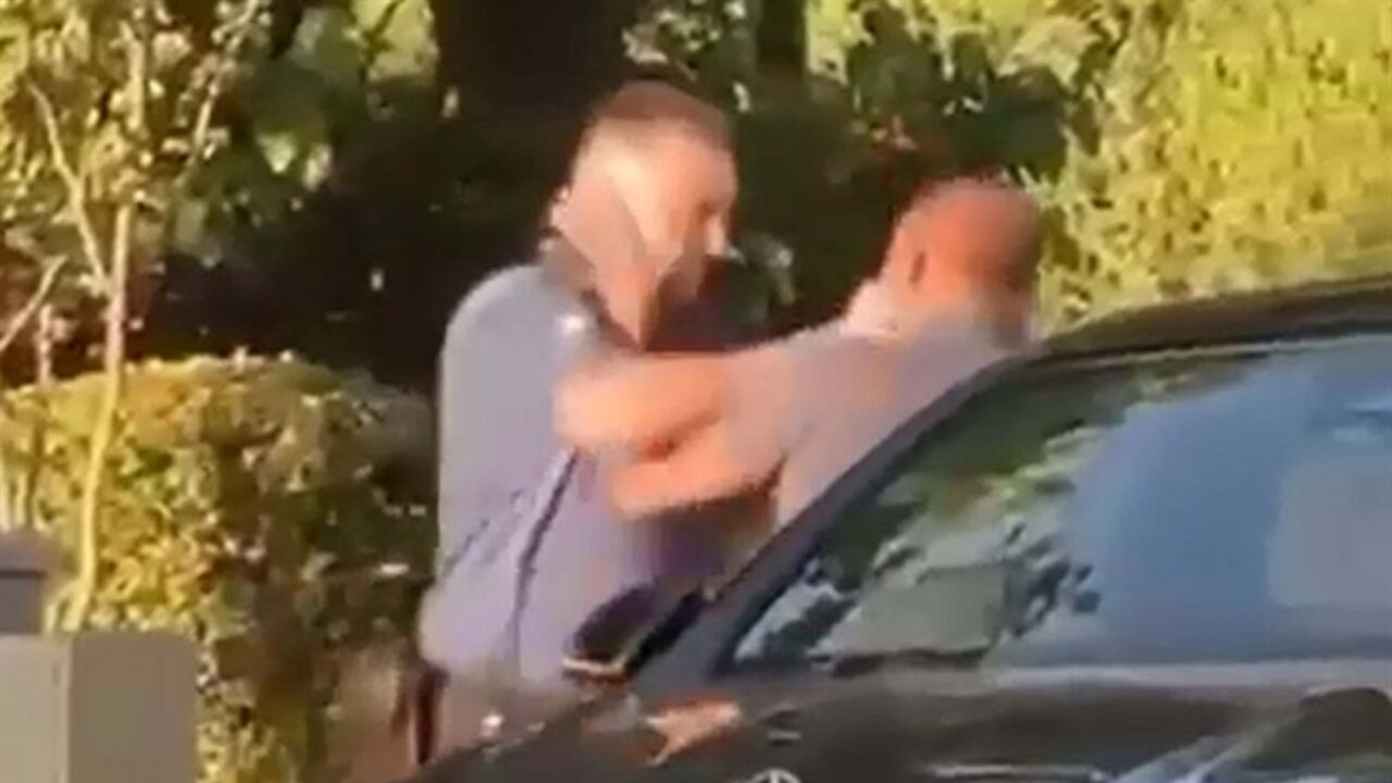 Polis ve 2 sürücü yumruklarla birbirine girdi