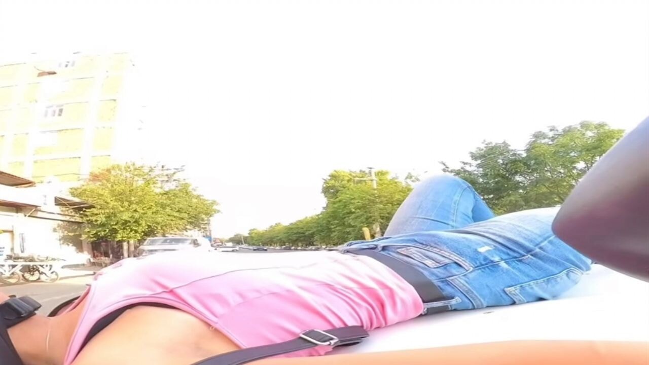 Otomobil ile çarpıştı, kaputun üzerine uçtu