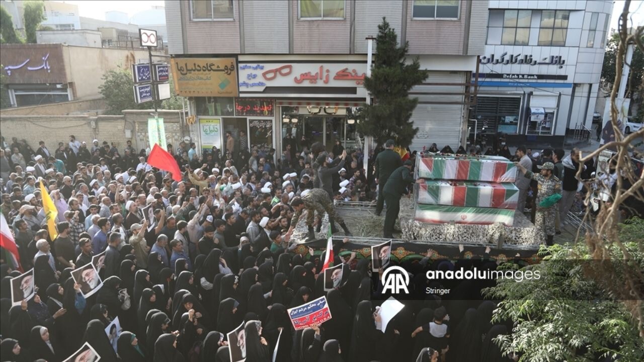 İsrail saldırısında hayatını kaybeden Devrim Muhafızları üyeleri için cenaze töreni düzenlendi