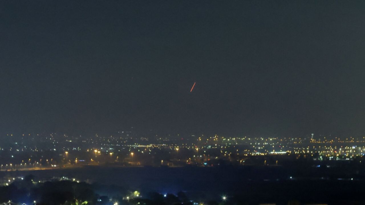 İran'ın saldırılarının ardından İsrail'in başkenti Tel Aviv'de sirenler çaldı