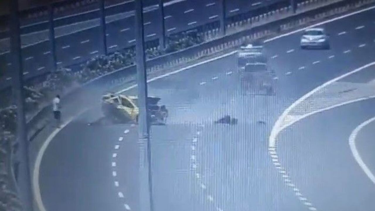 İzmir'de zincirleme kaza: Taksideki yolcu yola savruldu, can verdi