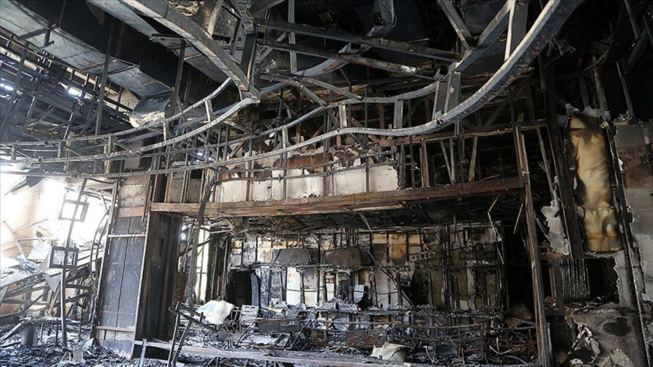 AA ekibi, İsrail'in saldırısında hedef alınan Tahran'daki devlet televizyonu binasını görüntüledi