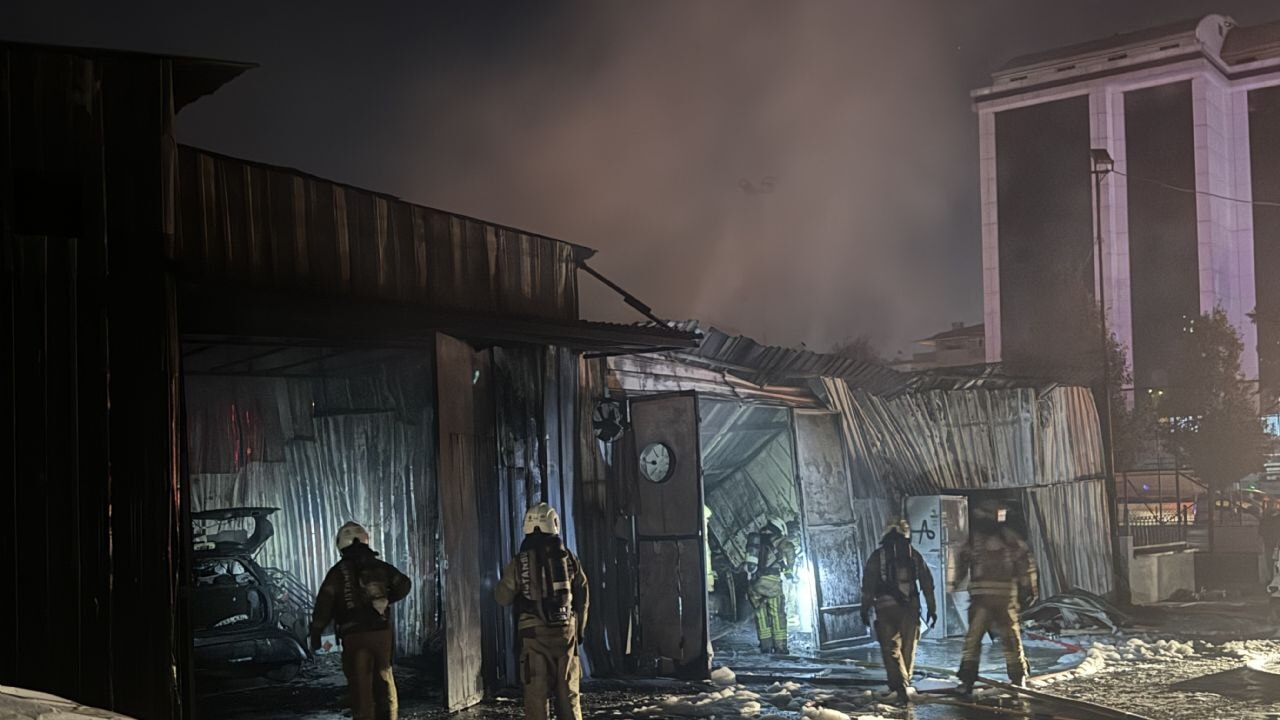 İstanbul'da tamirhanelerde büyük yangın: Patlama sesleri mahalleyi sarstı