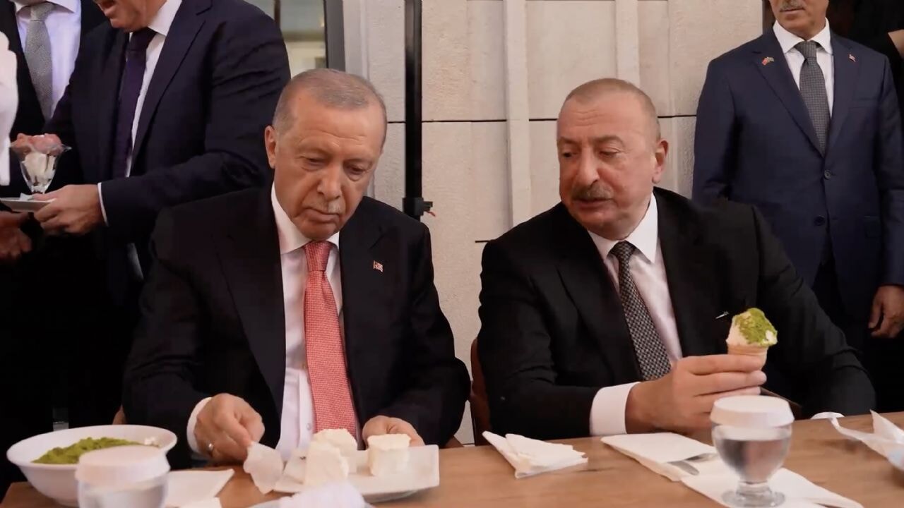 Cumhurbaşkanı Erdoğan, Azerbaycan Cumhurbaşkanı Aliyev'e dondurma ikram etti