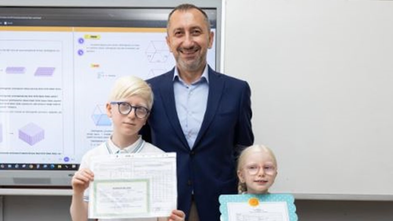 Türk Telekom'un 'TahtApp' uygulaması ile  az gören çocuklar sınıflarda engelleri aşıyor