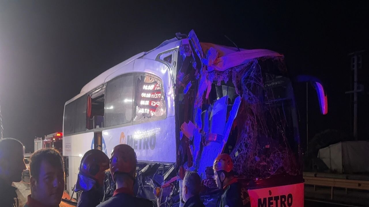 Yolcu otobüsü TIR'a arkadan çarptı: 2'si ağır, 13 yaralı