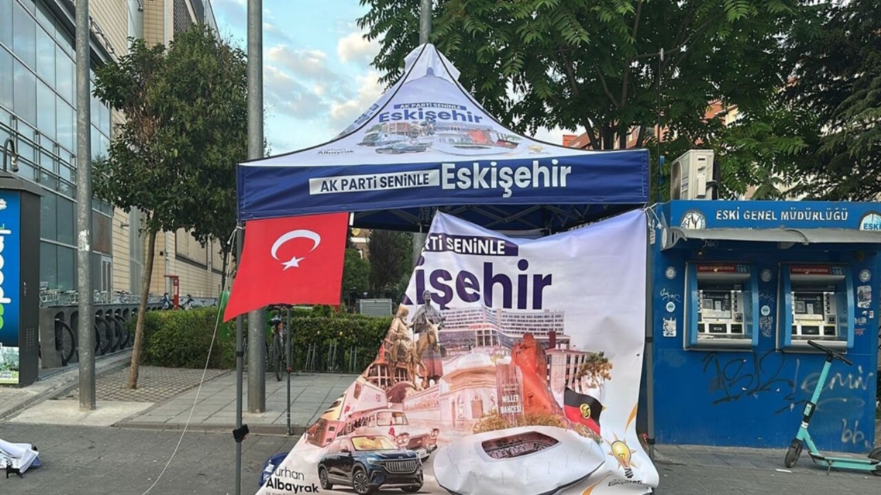 AK Parti standına saldıran şüpheliye gözaltı