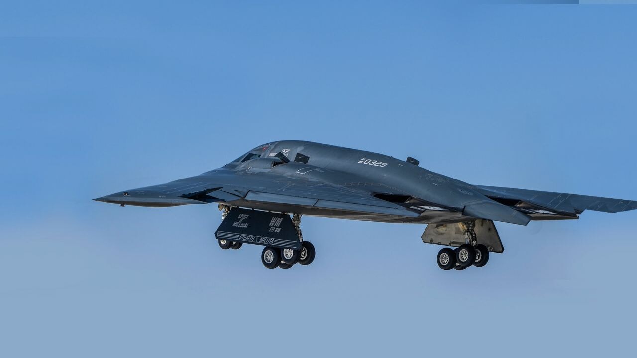 Trump 'İran'ı Bombala' şarkısıyla video paylaştı