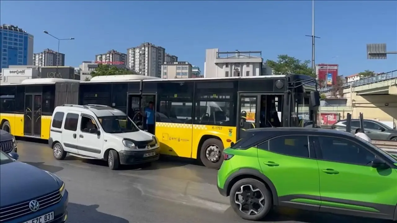 Kadıköy'de İETT otobüsüyle bir aracın karıştığı kaza nedeniyle trafik yoğunluğu oluştu