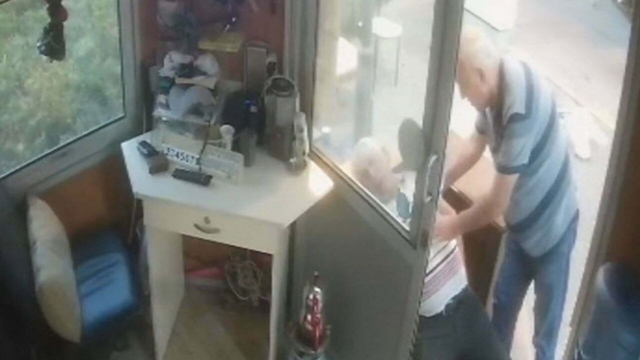 Taksi durağında peş peşe kalp krizi geçiren 2 kişi öldü