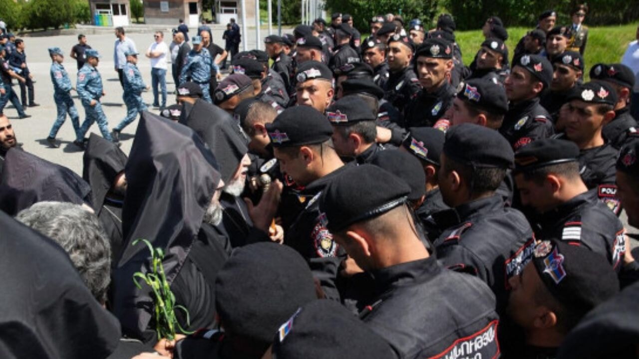 Ermenistan karıştı! 'Darbeci kilise'-hükümet kavgası...