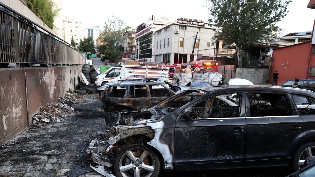 İstanbul'da sanayi yangını: Alevler otoparka sıçradı, araçlar yandı