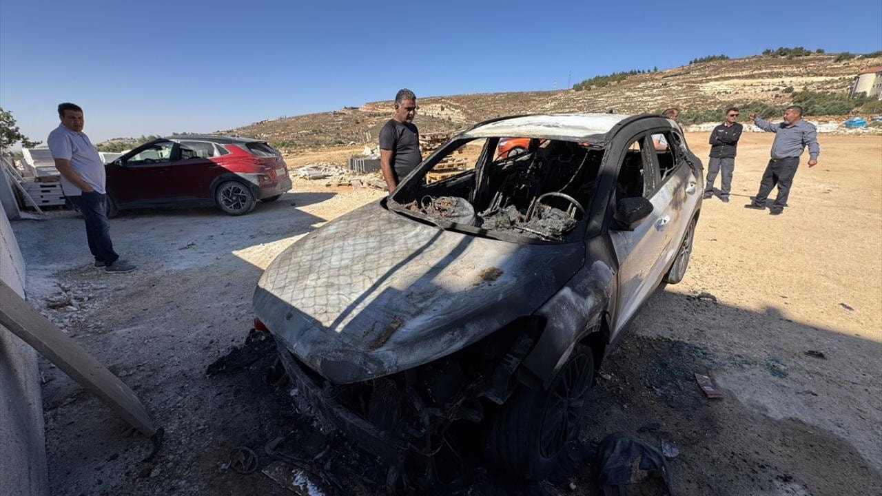 Filistin topraklarını gasbeden İsrailliler, Batı Şeria'da Filistinlilere ait ev ve araçlara zarar verdi