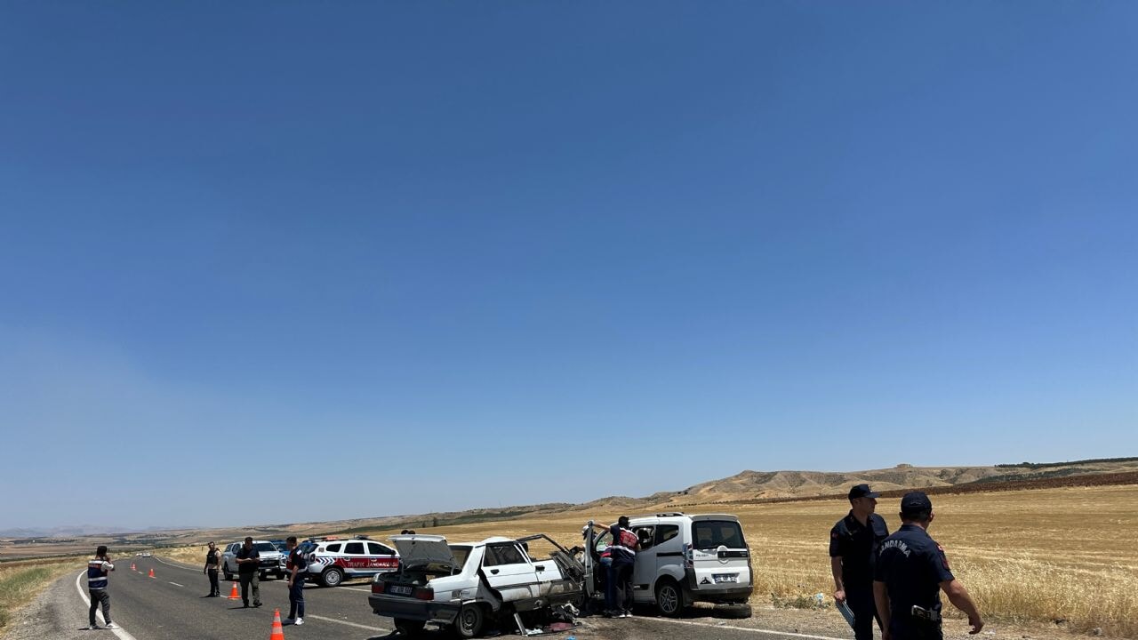 Adıyaman-Samsat yolunda ölümcül kaza: Araçlar hurdaya döndü