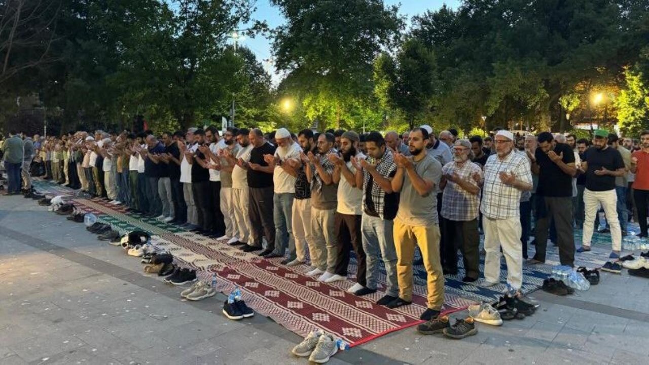 İstanbul'da Gazze için duaya duran kalabalık: 'Hamas asla çekilmez'
