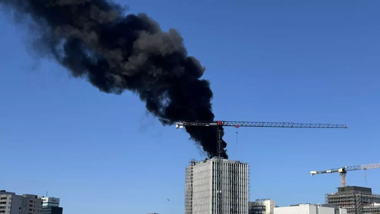 Almanya Berlin'de yüksek katlı binada patlamalar meydana geldi