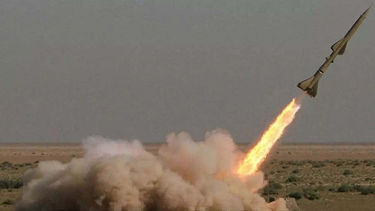 Husiler İsrail'i yine hedef aldı: Tel Aviv'de uçuşlar durdu, alarm verildi