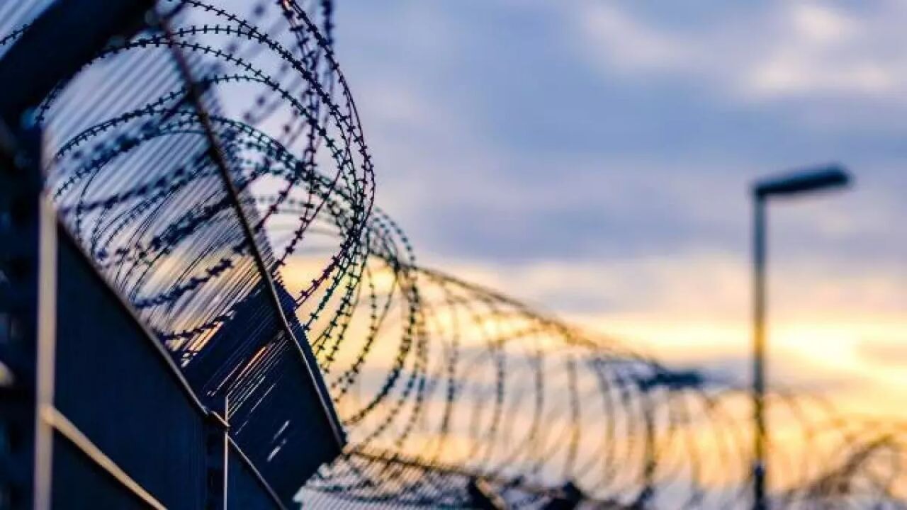 Yunanistan'da cezaevinde yangın paniği: Mahkumlar koğuşu ateşe verdi