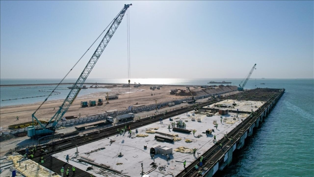 Mısır'ın dev sondaj gemisi battı!