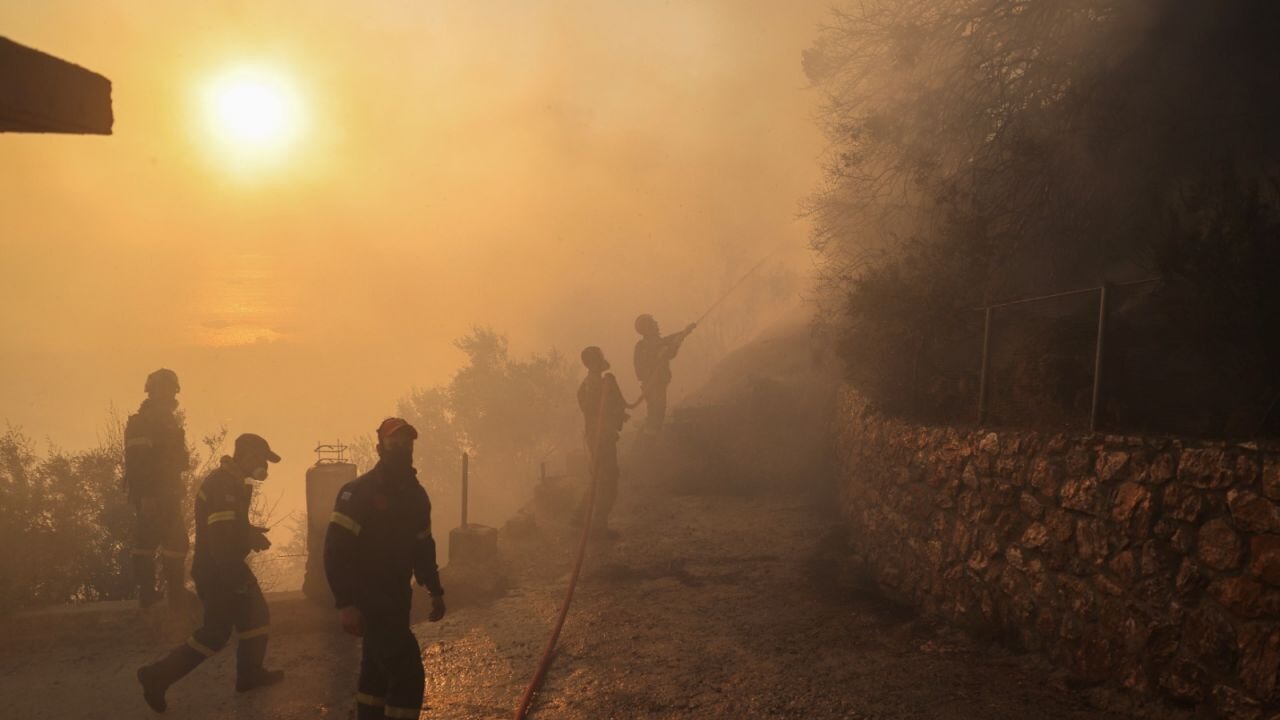 Yunanistan'ın Girit Adası'ndaki orman yangınını söndürme çalışmaları devam ediyor