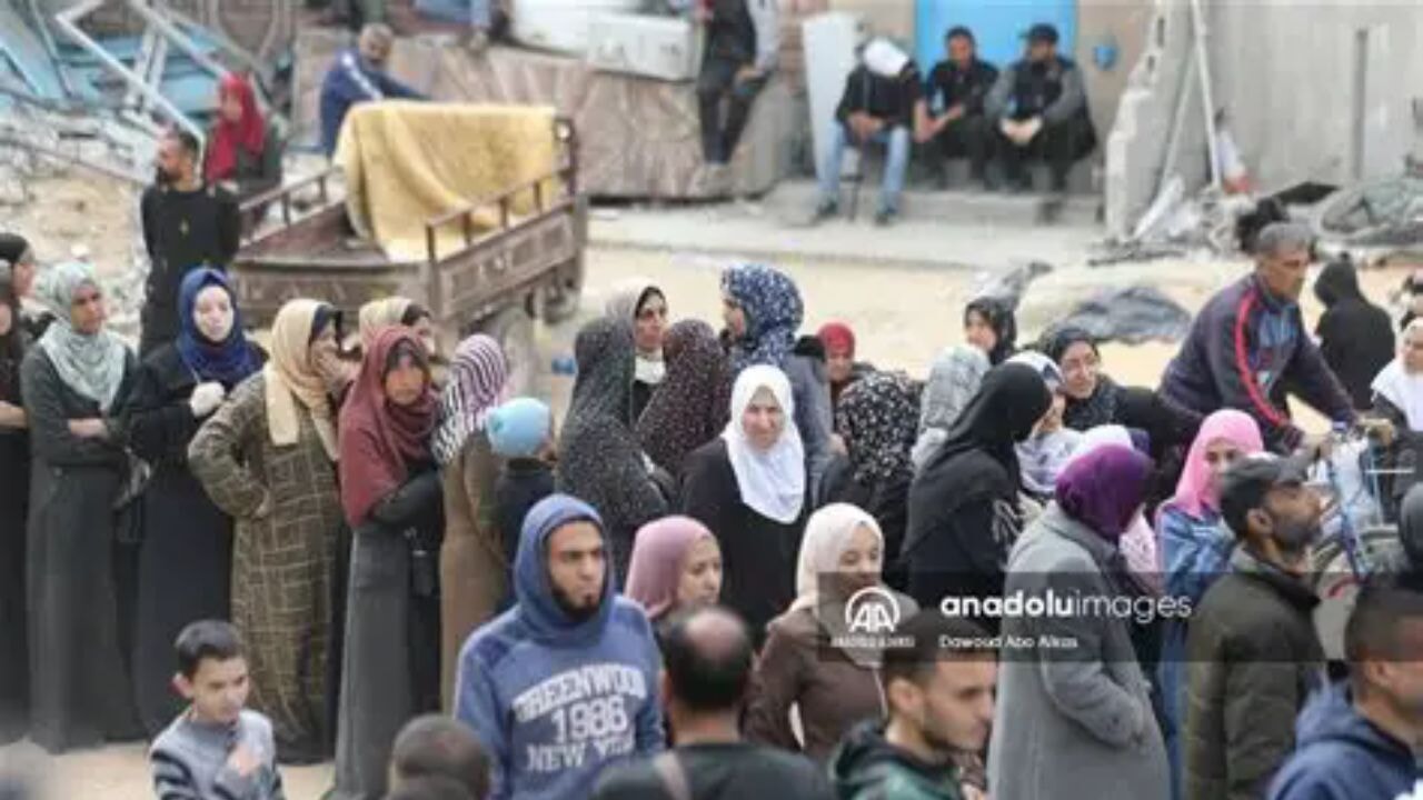 İsrail'in açlığa mahkum ettiği Gazzeliler yardımlara ulaşabilmek için Netzarim'de toplandı