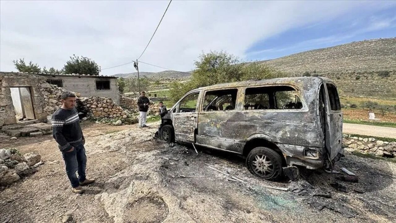 Filistinlilerin topraklarını gasbeden İsrailliler, Nablus'ta zeytin ağaçlarını ateşe verdi