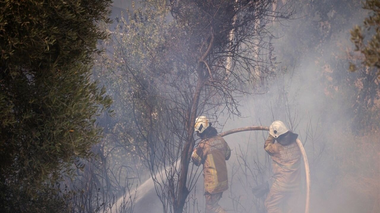 İzmir 2 gündür yanıyor!.. Orman işçisi şehit oldu