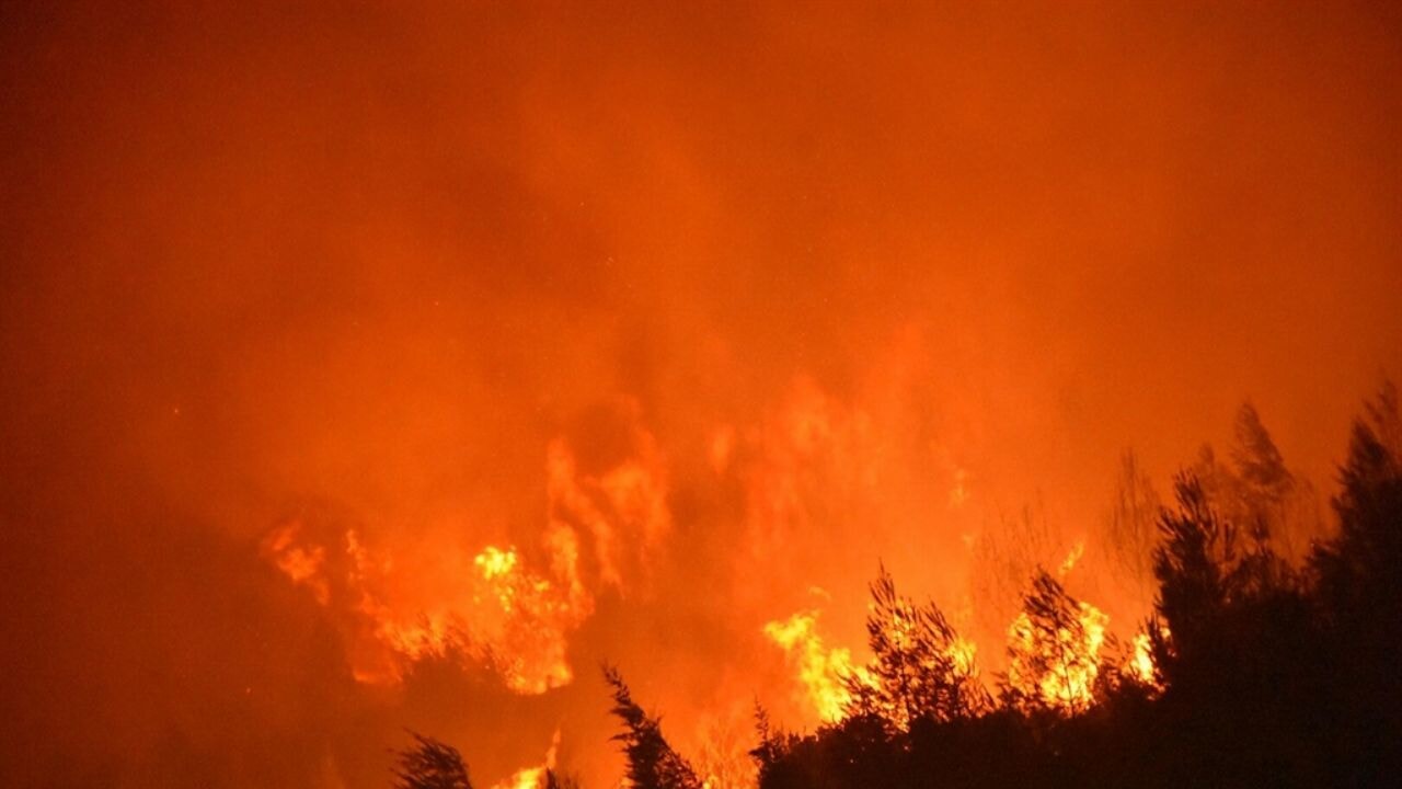 Buca yanıyor! Otobüsü alevlerin yakaladığı anlar... Bir haftada 624 yangın!