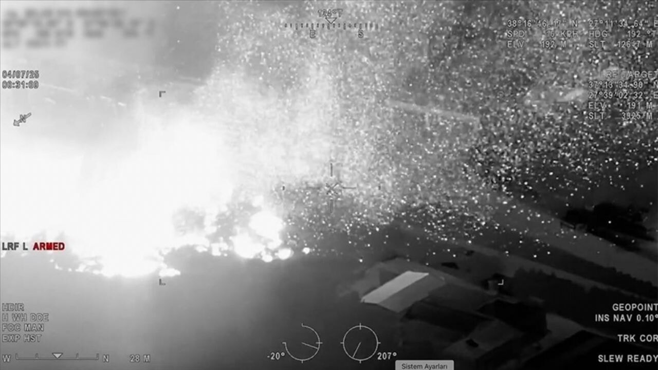 İzmir'in Buca ilçesindeki orman yangınının yayılma anları Bayraktar TB2 kamerasında