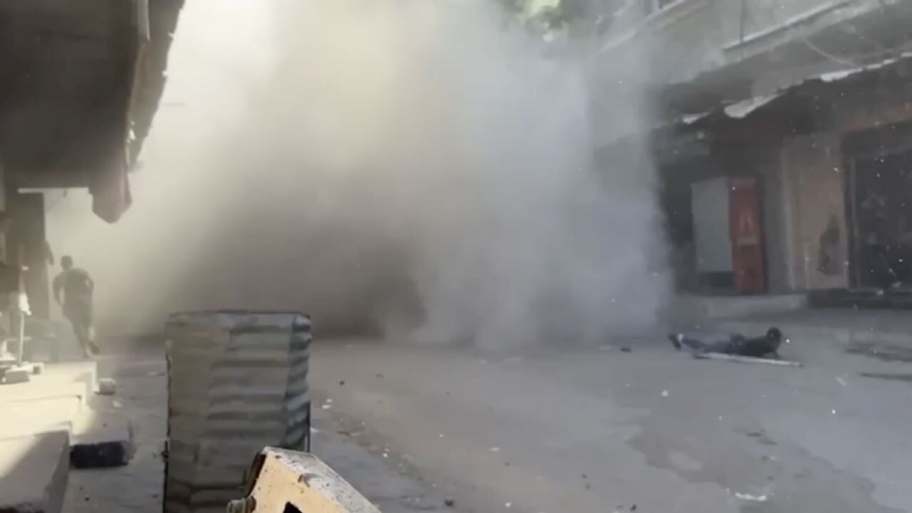 İsrail'in Bureyc Kampı'ndaki bir binaya saldırı anı görüntülendi