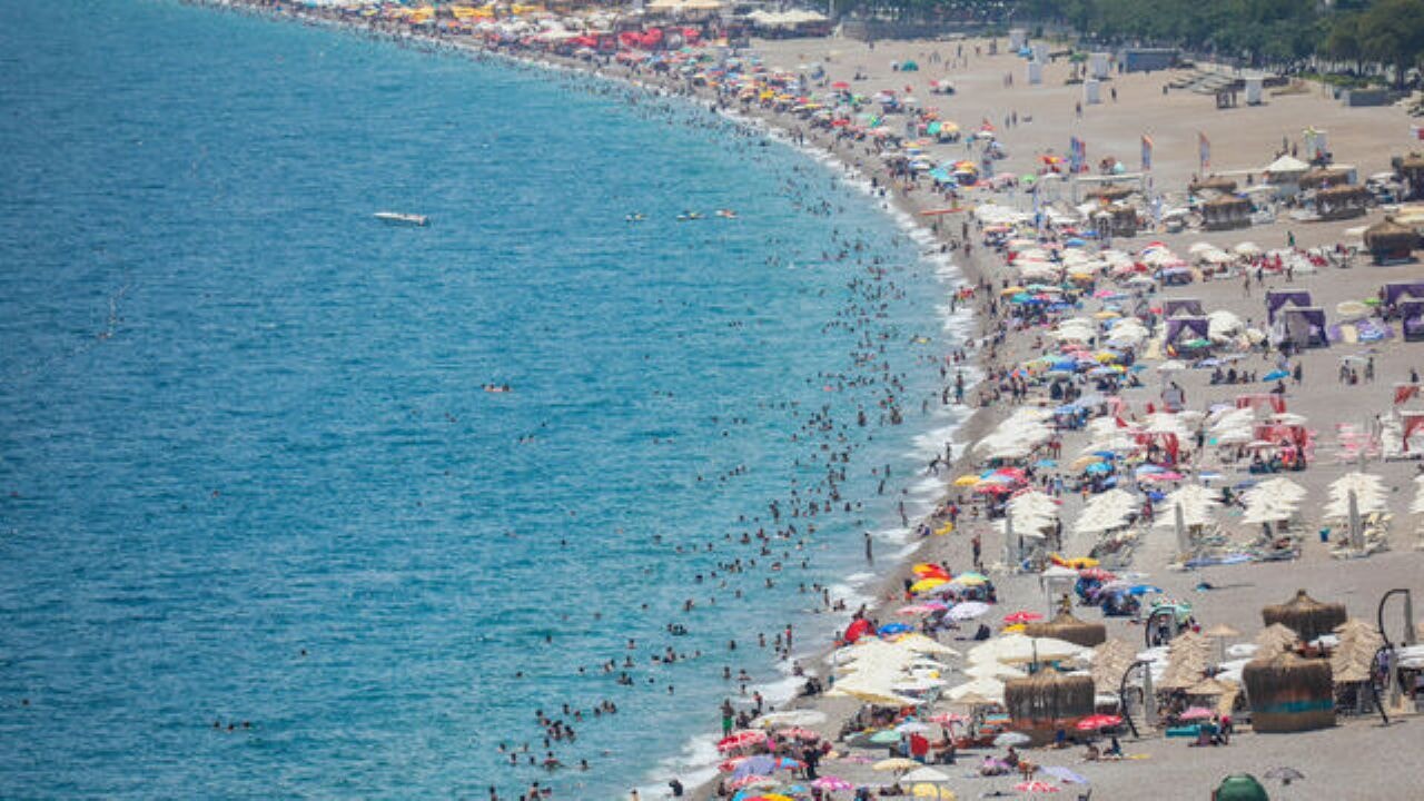 Antalya'da deniz içeri giriyor, toprak kaybı başlıyor