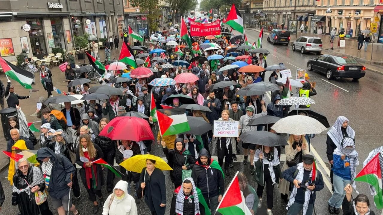 İsveç'te yüzlerce kişiden Filistin'e destek